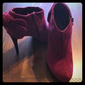 Beautiful ankle booties in suede w/a bow